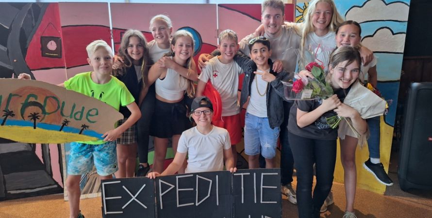 Groep 8 De Springplank schittert in 'Expeditie Beachclub!'