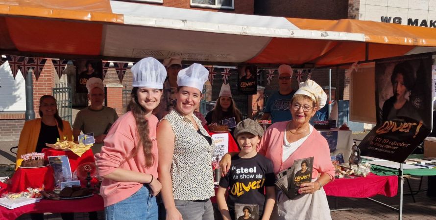 Tafel vol taart op Fendertse braderie