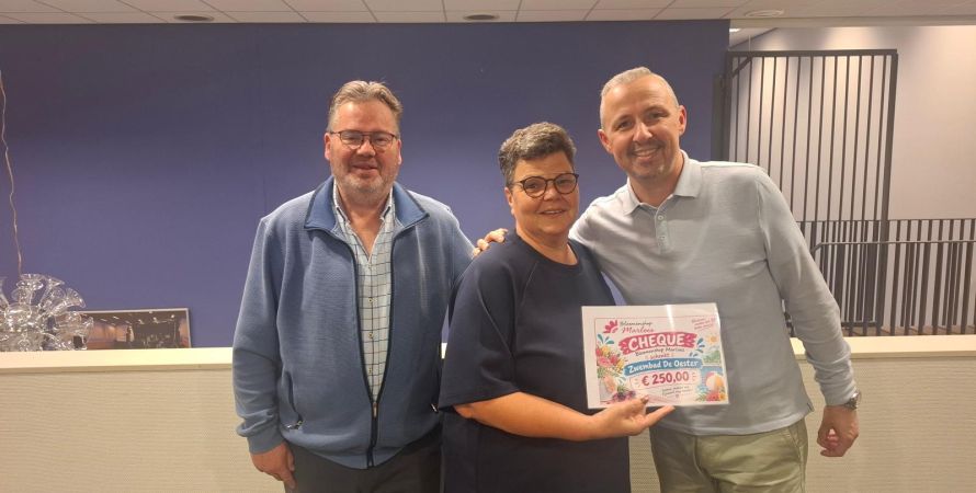 Jubilerende Bloemenshop Marloes schenkt cheque aan zwembad De Oester