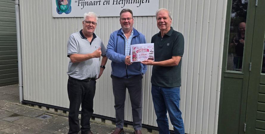 Heemkundige Kring neemt met waardering mooie cheque van Bloemenshop Marloes in ontvangst