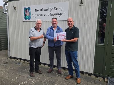 Heemkundige Kring neemt met waardering mooie cheque van Bloemenshop Marloes in ontvangst