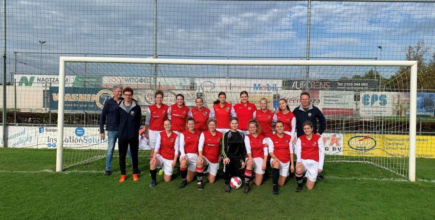 vv de Fendert Dames 1 vermaakt het publiek.