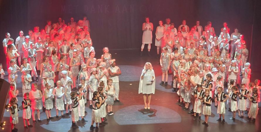 Dansers van Balletdansschool Caroline presenteren dansshow “Cold Flow”