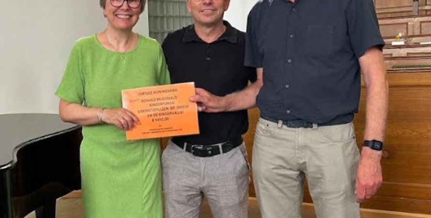 Een mooie cheque voor het Ronald McDonald Kinderfonds