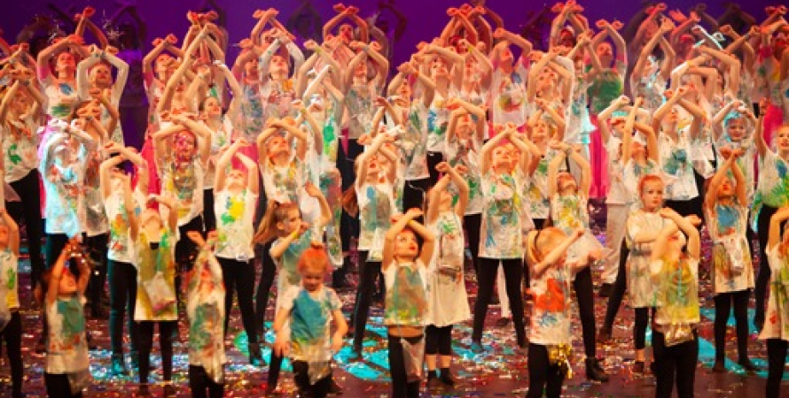 Megakleurrijke dansvoorstelling 'Colours' van Ballet & Dansschool Caroline in Chassé Theater