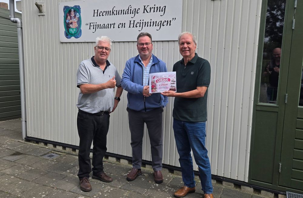 Heemkundige Kring neemt met waardering mooie cheque van Bloemenshop Marloes in ontvangst