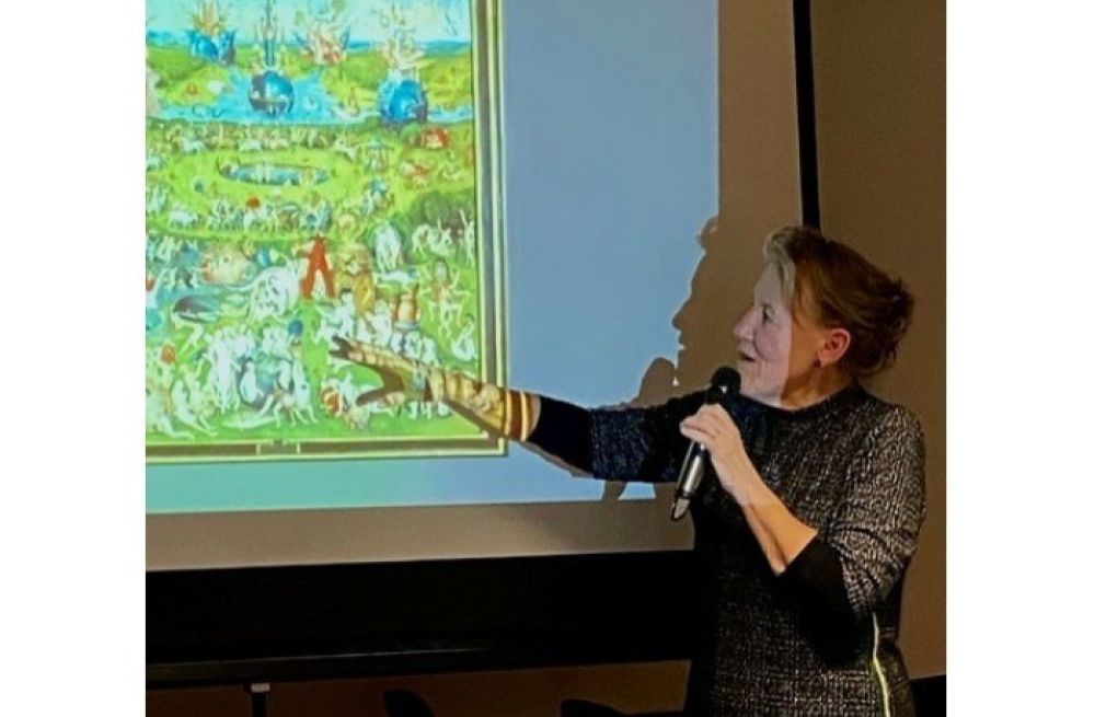 Kunstenaar Hanneke Adelaar te gast bij Vrouwenvereniging Fijnaart en Omstreken