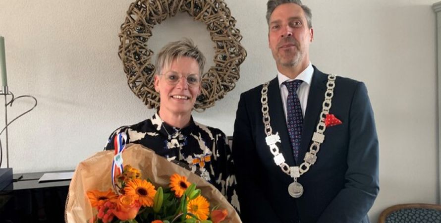 Corry-Anne de Geus-Breure ontvangt lintje